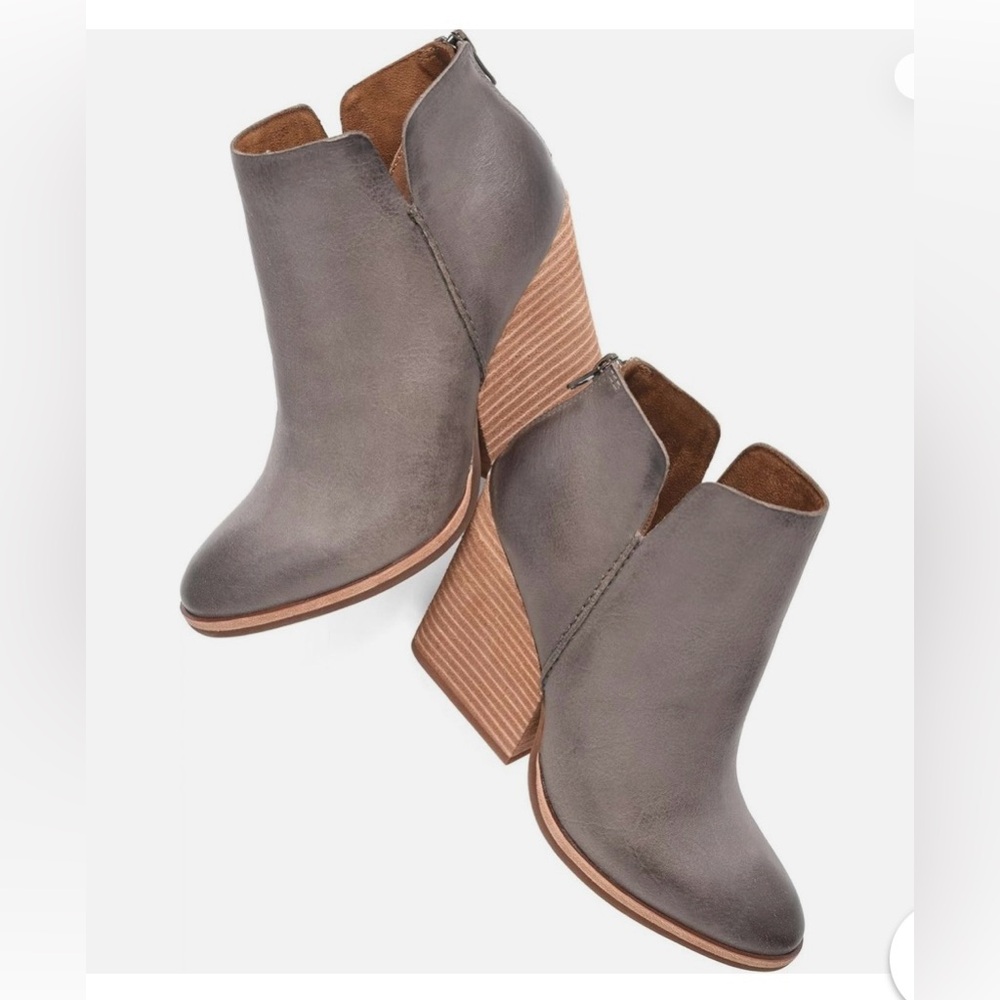 Brown Leather Ankle Boots size 9.